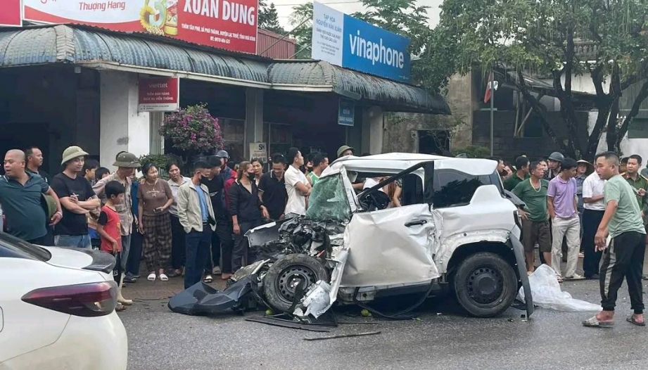 Clip TNGT: Hiện trường kinh hoàng - VinFast VF 3 biến dạng hoàn toàn sau va chạm với xe đầu kéo