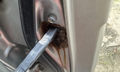 Làm sao khắc phục cửa xe Toyota Innova bị rỉ?