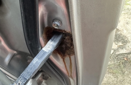 Làm sao khắc phục cửa xe Toyota Innova bị rỉ?