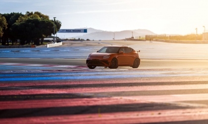 Genesis tung mẫu xe hiệu suất cao đầu tiên mang tên GV60 Magma 