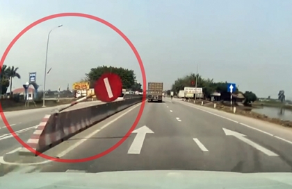 Clip: Tài xế đánh lái tốc biến, tránh được kiếp nạn trên trời rơi xuống