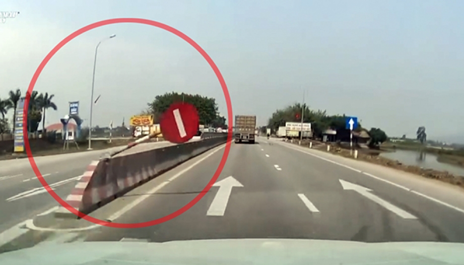 Clip: Tài xế đánh lái tốc biến, tránh được kiếp nạn trên trời rơi xuống