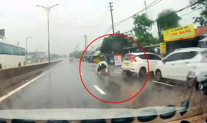 Clip TNGT: Tài xế Mitsubishi Xpander lùi xe bất cẩn khiến xe máy ngẫ thẳng vào đầu ô tô