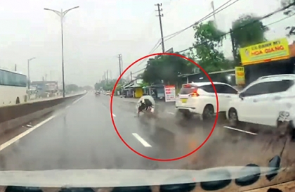 Clip TNGT: Tài xế Mitsubishi Xpander lùi xe bất cẩn khiến xe máy ngã thẳng vào đầu ô tô