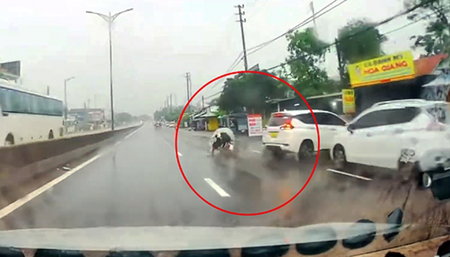 Clip TNGT: Tài xế Mitsubishi Xpander lùi xe bất cẩn khiến xe máy ngẫ thẳng vào đầu ô tô