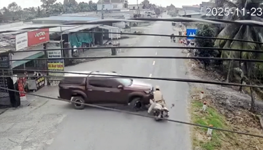 Clip: To tội cho thanh niên chạy bán tải Nissan Navara không nghe hiệu lệnh, đâm vào CSGT để bỏ chạy