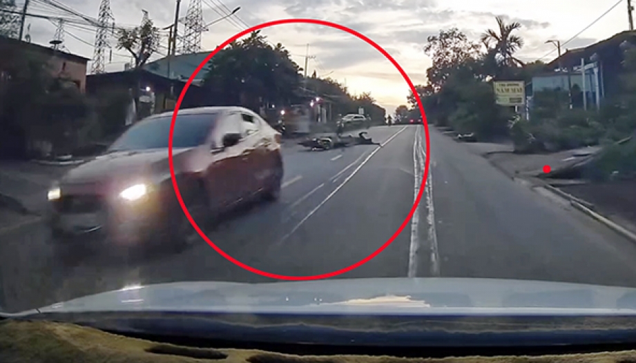 Clip TNGT: Vượt ở đỉnh dốc không quan sát, tài xế Mazda3 gây tai nạn nhưng không dừng lại