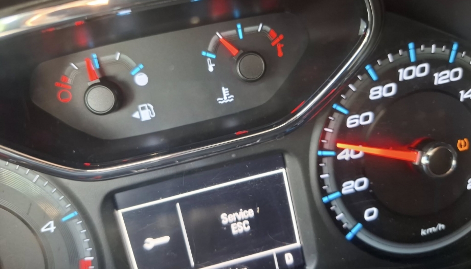 Sao xe Chevrolet Colorado thỉnh thoảng hiện thông báo trên đồng hồ thế này?