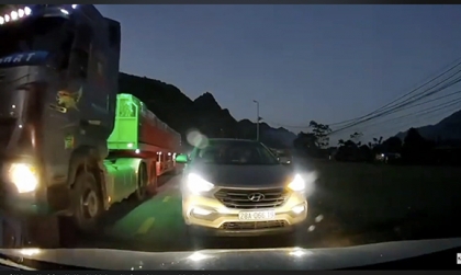 Vượt ở khúc cua khuất tầm nhìn lúc trời nhá nhem, tài xế Hyundai Santa Fe chút nữa gây hoạ