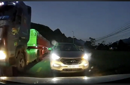 Ý thức giao thông: Vượt ở khúc cua khuất tầm nhìn lúc trời nhá nhem, tài xế Hyundai Santa Fe chút nữa gây hoạ