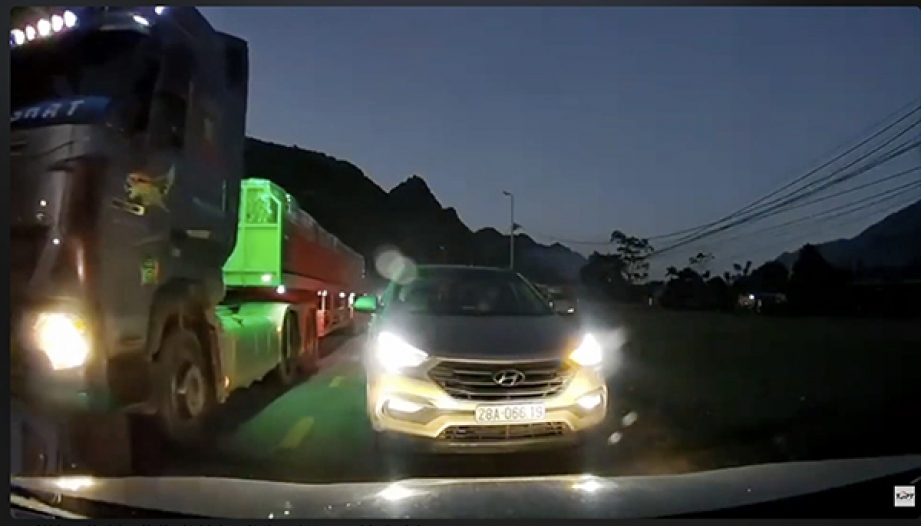 Ý thức giao thông: Vượt ở khúc cua khuất tầm nhìn lúc trời nhá nhem, tài xế Hyundai Santa Fe chút nữa gây hoạ