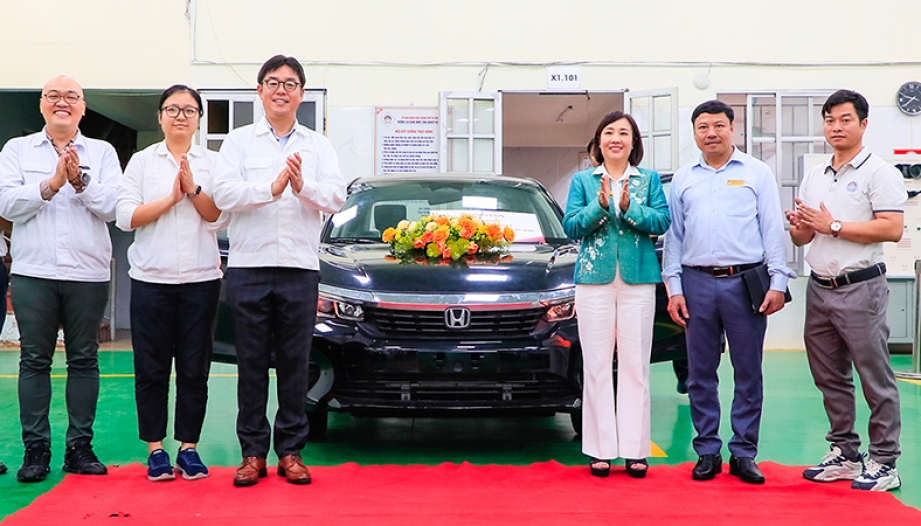 Đóng góp xã hội: Honda Việt Nam tặng ô tô và xe máy cho 16 trường Cao đẳng hỗ trợ giảng dạy