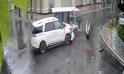 Clip TNGT: Va chạm ở ngã tư, KIA Carnival đâm văng tài xế xe điện ra ngoài