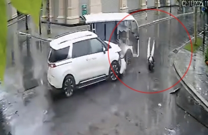 Clip TNGT: Va chạm ở ngã tư, KIA Carnival đâm văng tài xế xe điện ra ngoài