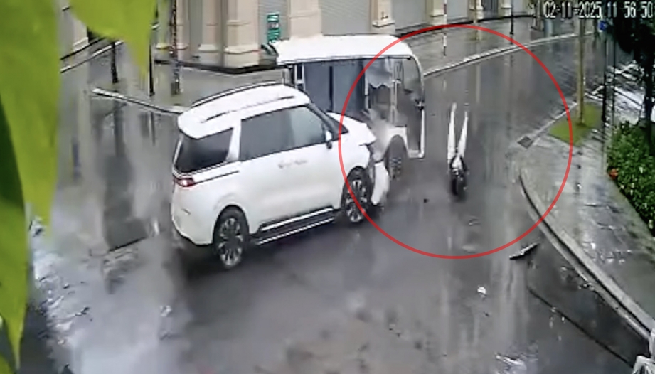 Clip TNGT: Va chạm ở ngã tư, KIA Carnival đâm văng tài xế xe điện ra ngoài