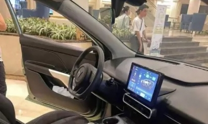 Các bác tư vấn giúp xe Limo Green bị mất camera lùi với ạ!