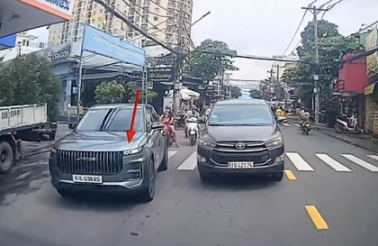 Ý thức Giao thông: Tài xế Jaecoo J7 đâm gãy gương hậu xe khác rồi bỏ chaỵ vì không được chen ngang