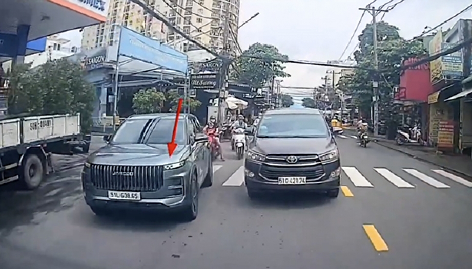 Ý thức Giao thông: Tài xế Jaecoo J7 đâm gãy gương hậu xe khác rồi bỏ chaỵ vì không được chen ngang