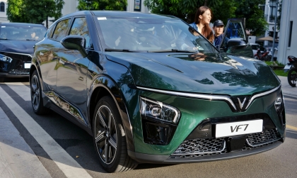 Kính trước phải VF7 lên xuống không ổn định thì phải làm sao?