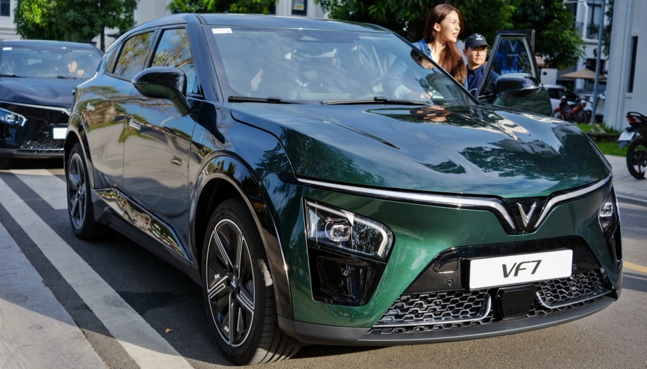 Kính trước phải VF7 lên xuống không ổn định thì phải làm sao?