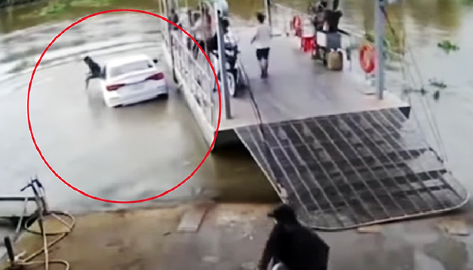 Clip TNGT: Lạ lùng với tài xế Honda Civic trong pha 