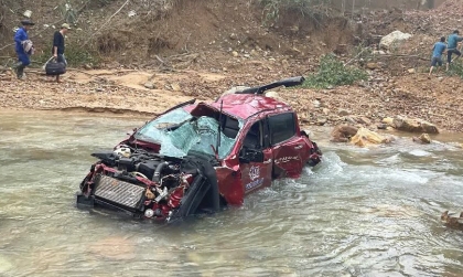 Clip TNGT: Ford Ranger bị xe tải đâm rơi xuống vực trên cao tốc La Sơn - Tuý Loan