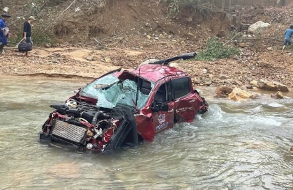 Clip TNGT: Ford Ranger bị xe tải đâm rơi xuống vực trên cao tốc La Sơn - Tuý Loan
