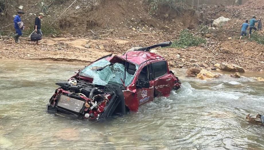 Clip TNGT: Ford Ranger bị xe tải đâm rơi xuống vực trên cao tốc La Sơn - Tuý Loan