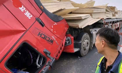 Clip TNGT: Kinh hoàng nhìn ván gỗ lao sập cabin đầu kéo xuống đường