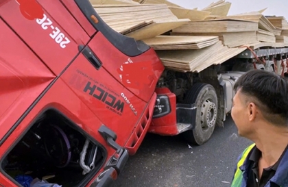 Clip TNGT: Kinh hoàng nhìn ván gỗ lao sập cabin đầu kéo xuống đường