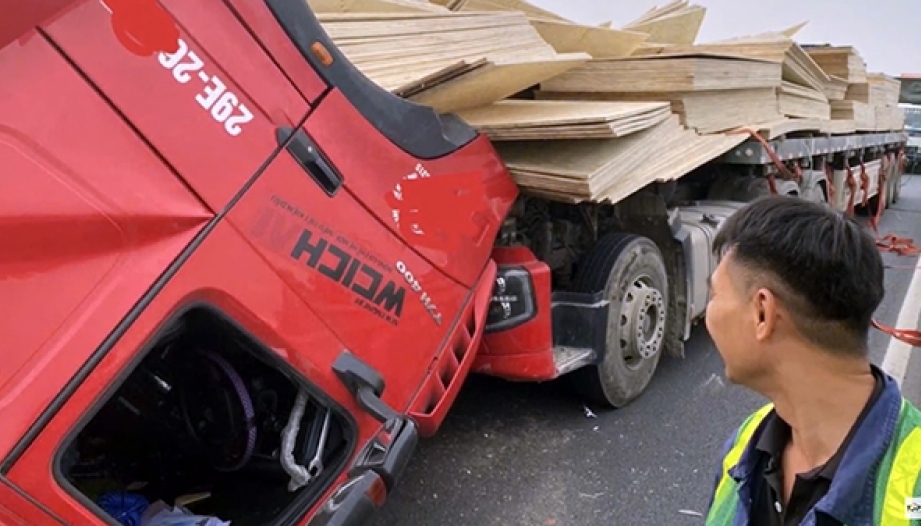 Clip TNGT: Kinh hoàng nhìn ván gỗ lao sập cabin đầu kéo xuống đường