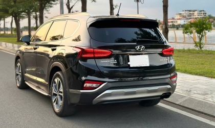 Vì sao xe Santa Fe có mùi xăng thừa thế này các bác?