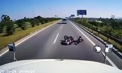 Clip TNGT: Tài xế công-ten-nơ đánh lái thần sầu cứu một mạng người... và chính bản thân mình