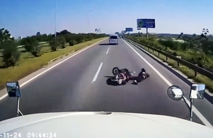 Clip TNGT: Tài xế công-ten-nơ đánh lái thần sầu cứu một mạng người... và chính bản thân mình