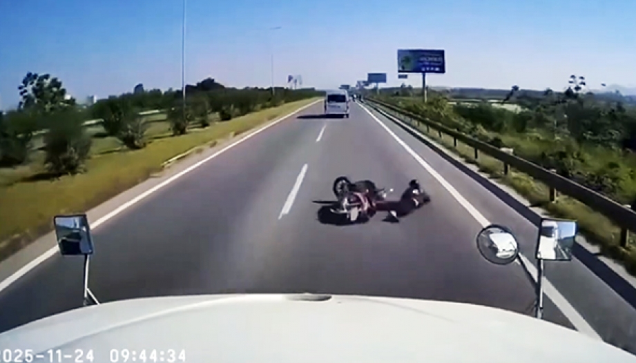 Clip TNGT: Tài xế công-ten-nơ đánh lái thần sầu cứu một mạng người... và chính bản thân mình