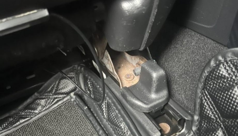 Honda Civic bị rỉ sét gầm ghế thế này thì khắc phục sao?