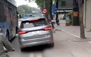 Ý thức Giao thông: Tài xế BYD M6 thể hiện biệt tài gếch chân lên vỉa hè để đi lên cầu Chương Dương