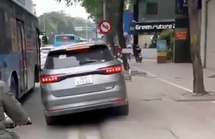 Ý thức Giao thông: Tài xế BYD M6 thể hiện biệt tài gếch chân lên vỉa hè để đi lên cầu Chương Dương