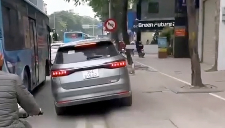 Ý thức Giao thông: Tài xế BYD M6 thể hiện biệt tài gếch chân lên vỉa hè để đi lên cầu Chương Dương