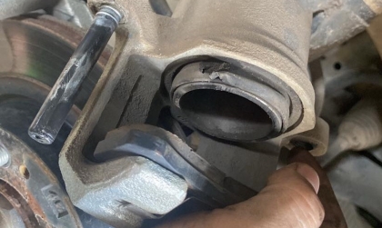 Xe Attrage bị rách cao su piston phanh thế này thì xử lý sao?