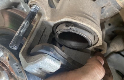 Xe Attrage bị rách cao su piston phanh thế này thì xử lý sao?