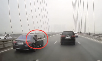 Ý thức Giao thông: CLB xe sang Mercedes-Benz E-class và Toyota Land Cruiser dàn hàng ngang quay phim trên cầu Nhật Tân