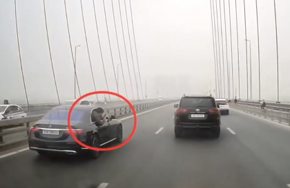 Ý thức Giao thông: CLB xe sang Mercedes-Benz E-class và Toyota Land Cruiser dàn hàng ngang quay phim trên cầu Nhật Tân