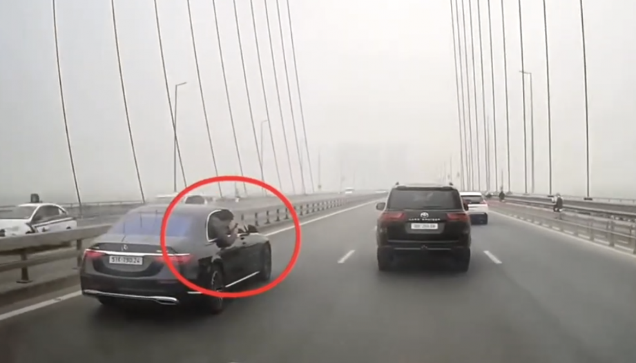 Ý thức Giao thông: CLB xe sang Mercedes-Benz E-class và Toyota Land Cruiser dàn hàng ngang quay phim trên cầu Nhật Tân