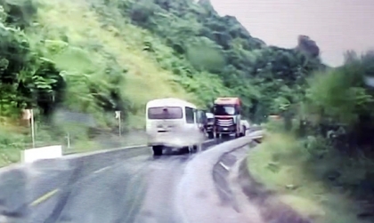 Clip TNGT: Hai bác tài, đã lớn tuổi rồi còn chơi trò Cụng đầu của trẻ con...