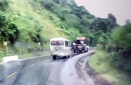 Clip TNGT: Hai bác tài, đã lớn tuổi rồi còn chơi trò Cụng đầu của trẻ con...