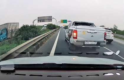 Ý thức Giao thông: Mitsubishi Triton vượt xe