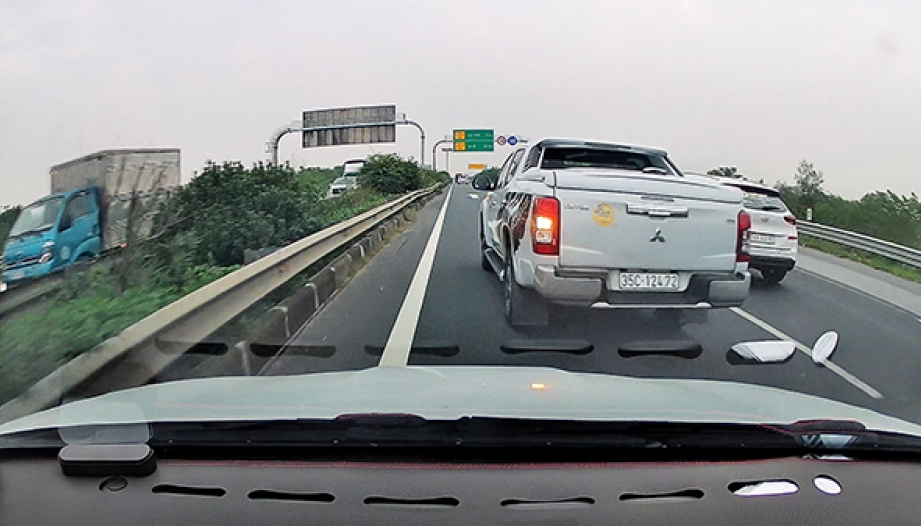 Ý thức Giao thông: Mitsubishi Triton vượt xe