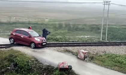 Clip TNGT: Nữ tài xế KIA Morning lóng ngóng để xe mắc kẹt trên đường ray đúng lúc tàu lao đến...