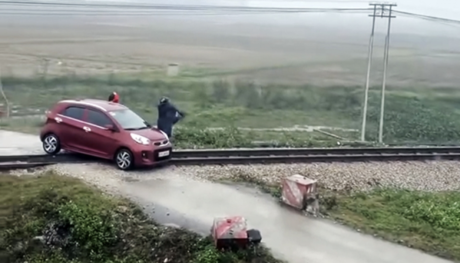 Clip TNGT: Nữ tài xế KIA Morning lóng ngóng để xe mắc kẹt trên đường ray đúng lúc tàu lao đến...